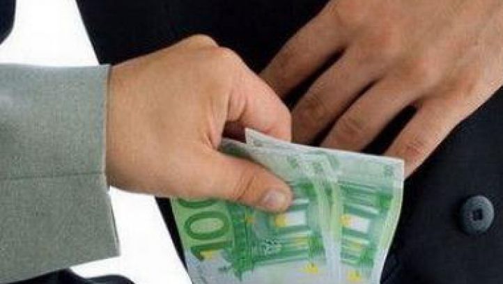 Executor judecătoresc din Reşiţa, prins în flagrant în timp ce lua mită 300 de euro