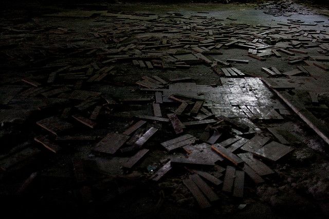 Îşi renova casa şi s-a îngrozit când a descoperit ce se află sub podea: "Am ÎNLEMNIT"
