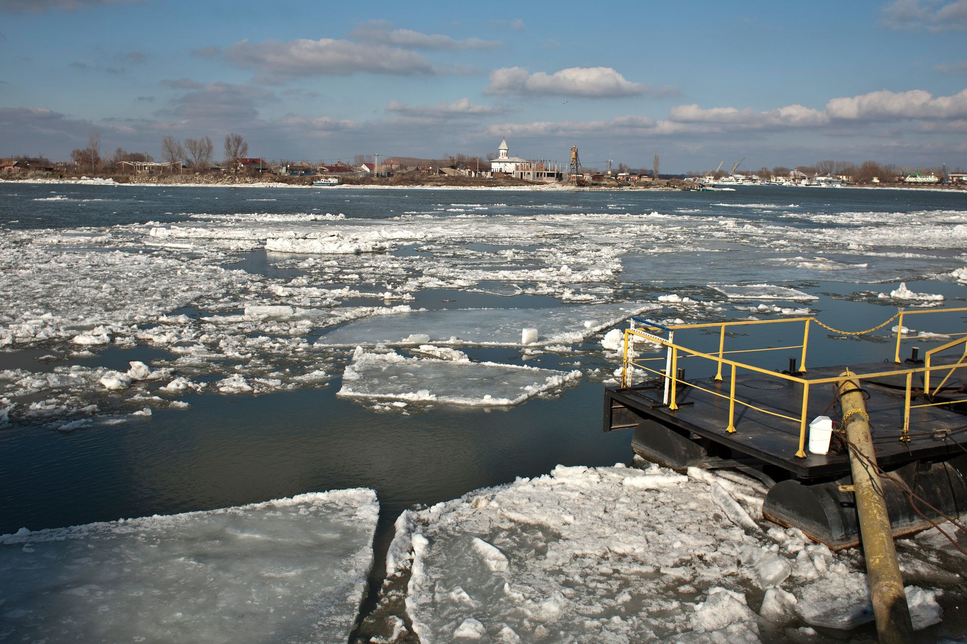 Navigaţia pe Dunăre, închisă în zona Moldova Nouă din cauza vântului puternic