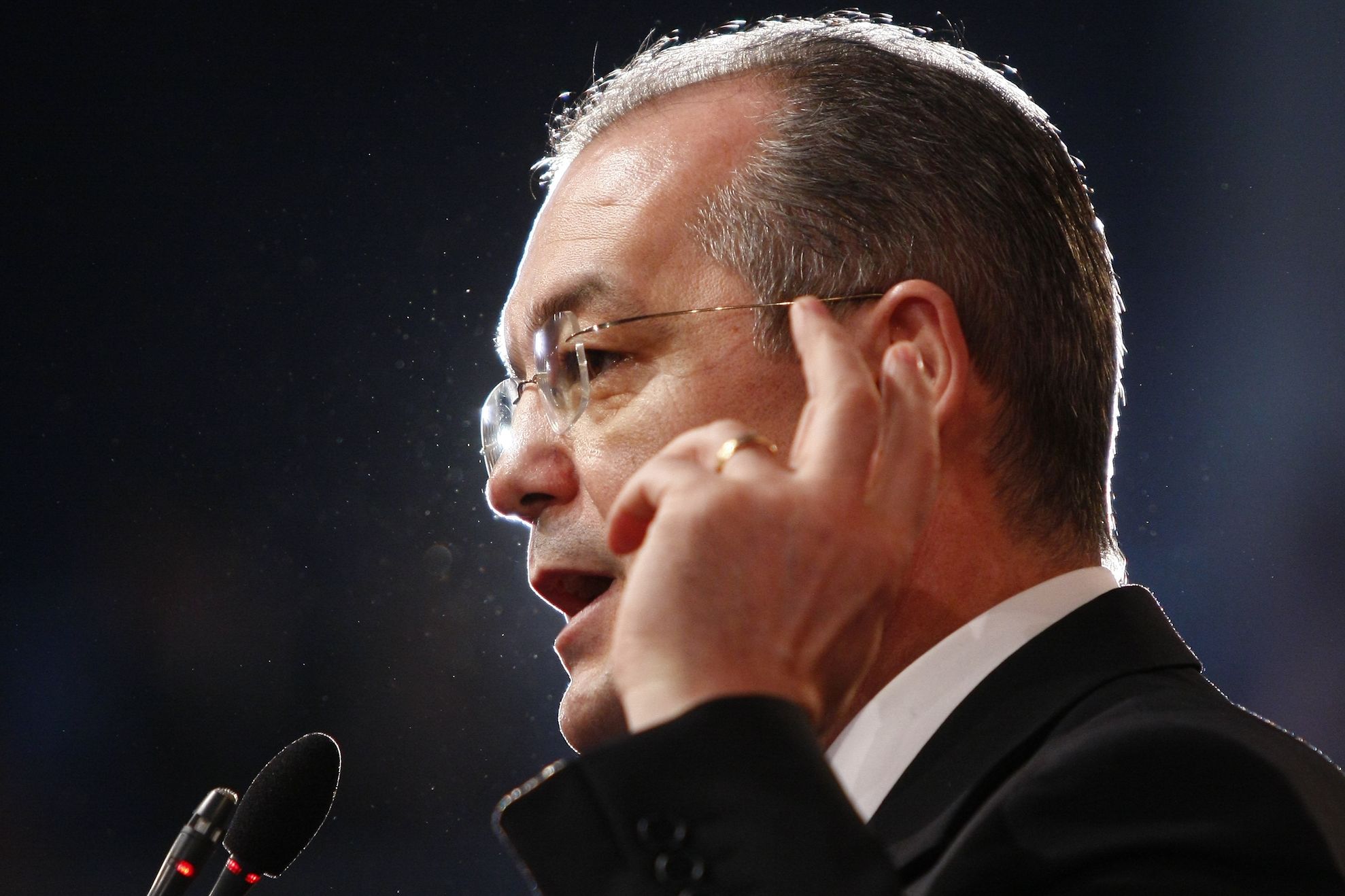 Oltean: Prin înscrierea în FMP, un lider ca Emil Boc dă un semnal prost membrilor PDL