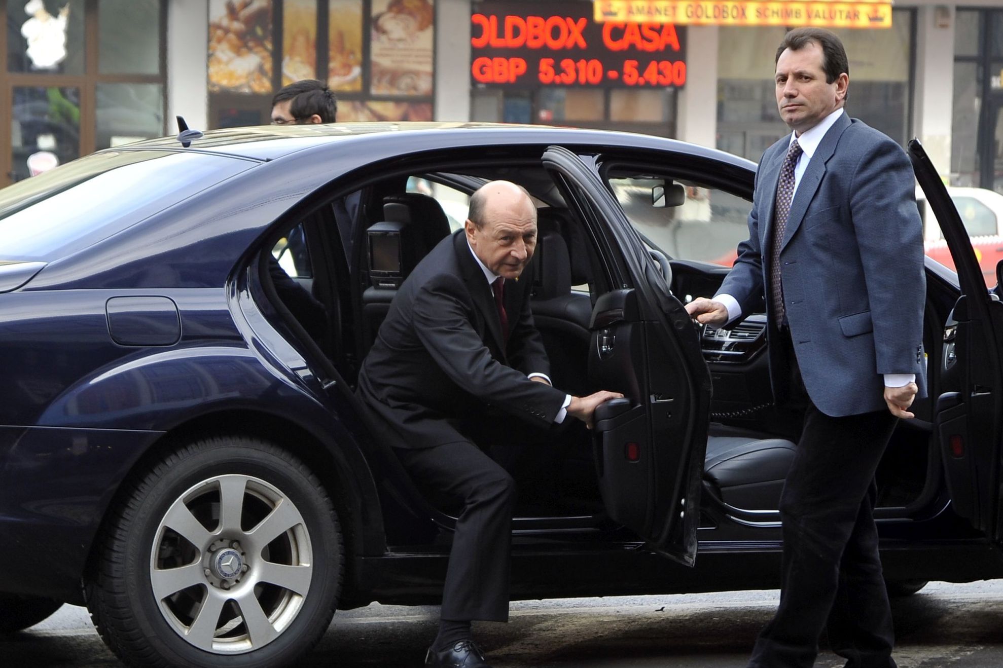 Incidente la discursul lui TRAIAN BASESCU. Un bătrân care vocifera, săltat de bodyguarzi