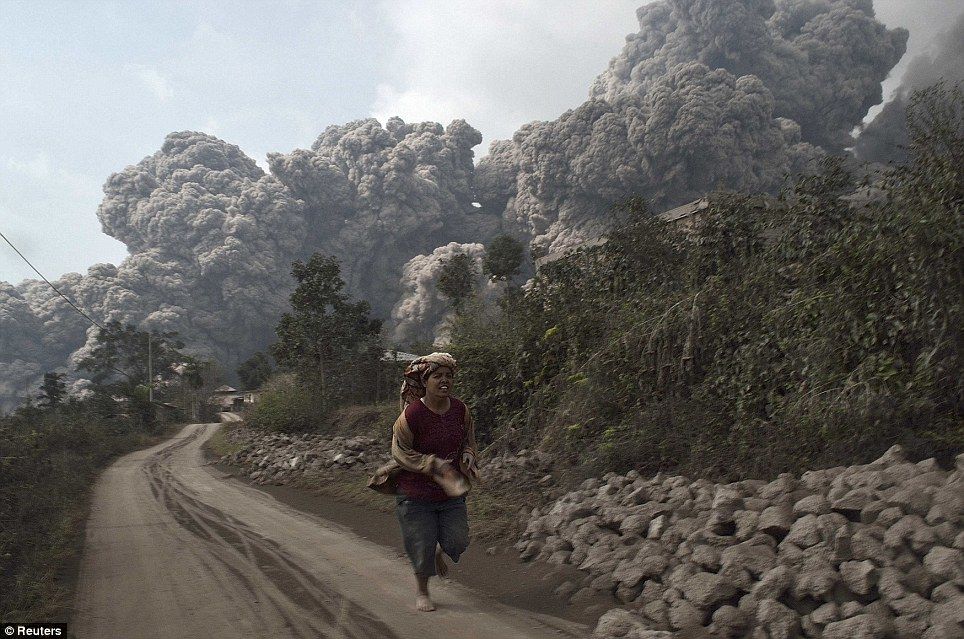 DEZASTRU după erupţia unui vulcan în Indonezia. Cel puţin 14 morţi - FOTO şi VIDEO