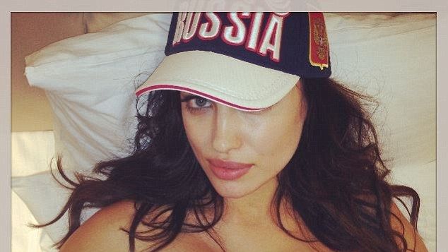SOCI 2014. IRINA SHAYK, cea mai sexy MASCOTĂ a JO de la Soci. Cum s-a fotografiat, în pat
