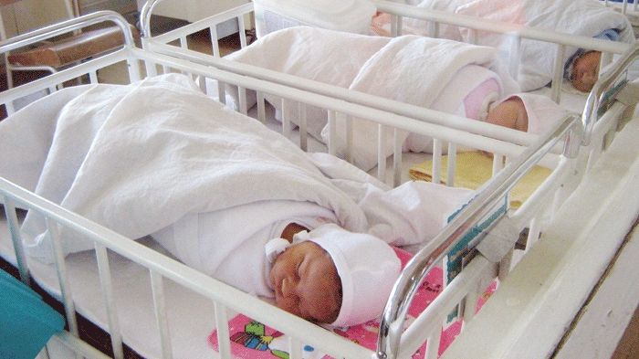 Situaţie dramatică la Sibiu. Motivul pentru care şase bebeluşi abandonaţi nu pot fi externaţi 