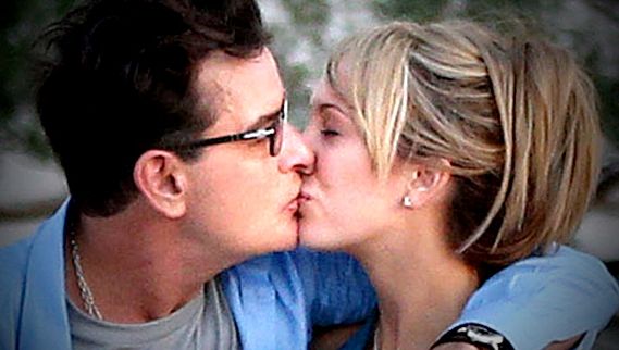 Charlie Sheen s-a logodit cu starleta porno Brett Rossi