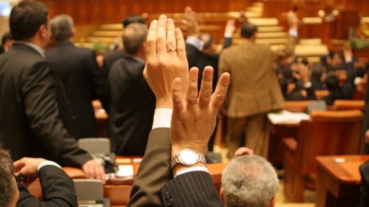 Senatorii, convocaţi miercuri în plenul Parlamentului şi rugaţi să nu lipsească