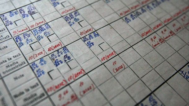 ABSENŢELE îi lasă pe ELEVI FĂRĂ AJUTOARE SOCIALE