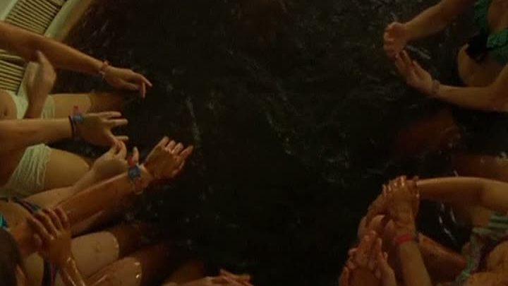 ZIUA ÎNDRĂGOSTIŢILOR. Obicei inedit. Îndrăgostiţii fac baie în ciocolată