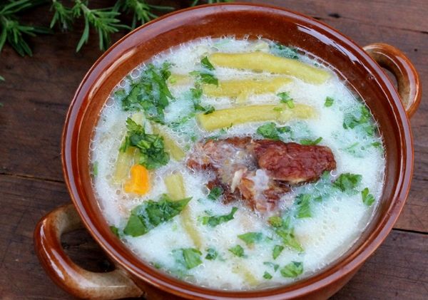 REŢETA ZILEI: Ciorbă de porc cu fasole verde şi smântână