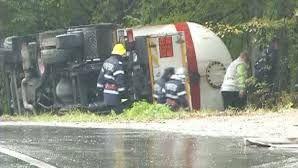 Doi răniţi după ce o cisternă de lapte, s-a răsturnat pe carosabil la Braşov