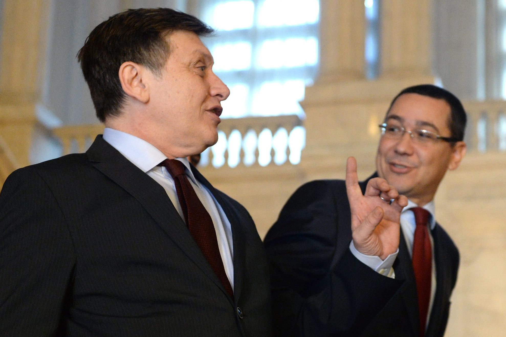 Guvernul vrea să renunţe la COTA UNICĂ. PNL îşi asumă IMPOZITUL DIFERENŢIAT de 8-12-16%