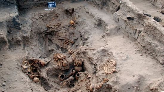 DESCOPERIRE ULUITOARE: Corpul mumificat al unei femei înmormântate alături de 180 de statuete