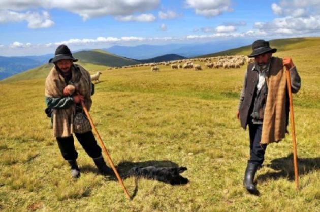 BANCUL ZILEI. Doi ardeleni în gară, la ghişeul de bilete