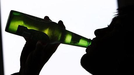 Căuta disperat să bea alcool, dar a nimerit altă sticlă. Va regreta toată viaţa!