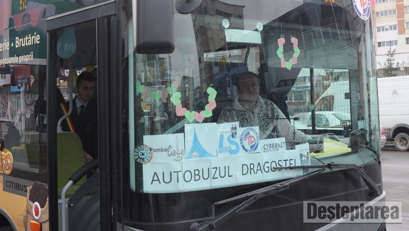 DRAGOBETE. Într-un oraş din România a circulat AUTOBUZUL DRAGOSTEI 