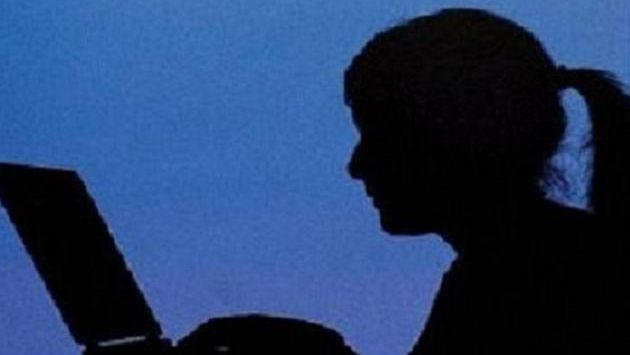 Eleva de 13 ani care s-a pozat goală pe Facebook: "Băieții sunt niște prefăcuți"