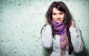 3 moduri inedite de a purta o eşarfă: înnodată, în funda şi împletită