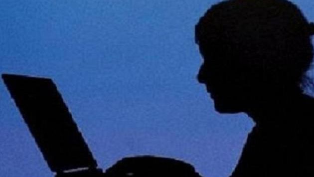 Cum a fost pedepsită eleva în vârstă de 13 ani care s-a pozat dezbrăcată pe Facebook