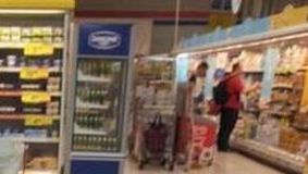 Gestul unei cliente după ce a deschis frigiderul de la magazin