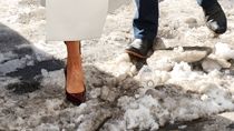 Fără dres şi cu pantofi STILETTO prin zăpadă. Descoperă VEDETA!