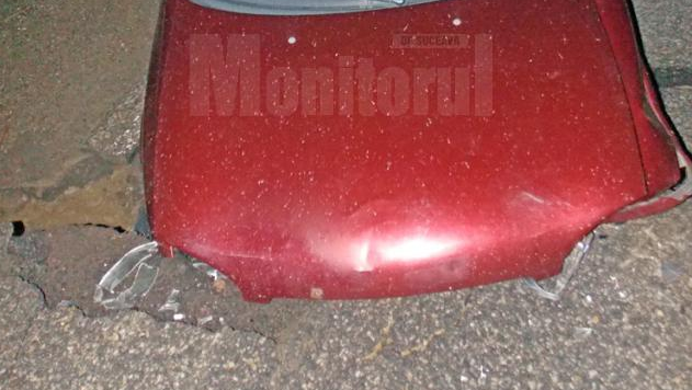 S-a înfipt cu mașina într-un crater apărut din senin pe un drum național