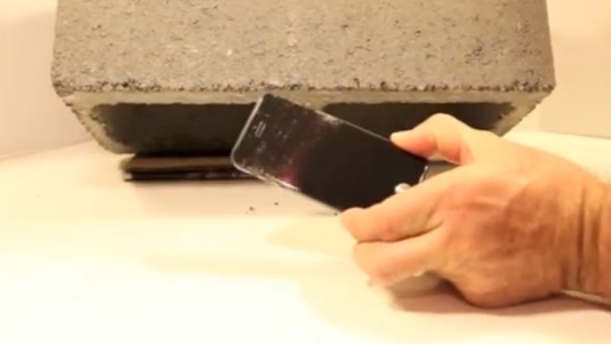 ULUITOR. iPhone-ul care rezistă în lupta cu betonul 