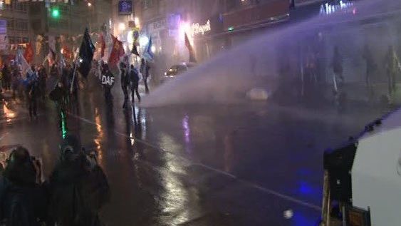 Poliţia intervine cu tunuri cu apă contra unor manifestanţi care denunţă fraude în alegeri la Ankara
