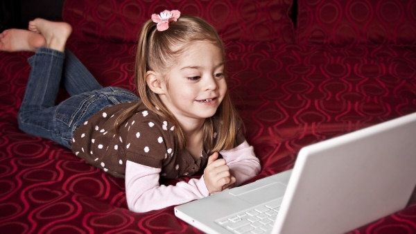 PERICOLUL IGNORAT de părinţi: 70 la sută dintre copii, EXPUŞI pornografiei pe internet