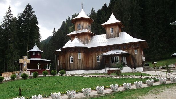 Cazul mănăstirii Sihăstria Rarău, unde a fugit Iulia Ionescu, analizat de Arhiepiscopia Sucevei