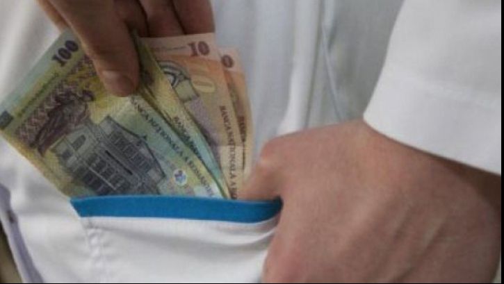 Aproape 70% dintre români au oferit bani sau cadouri personalului medical