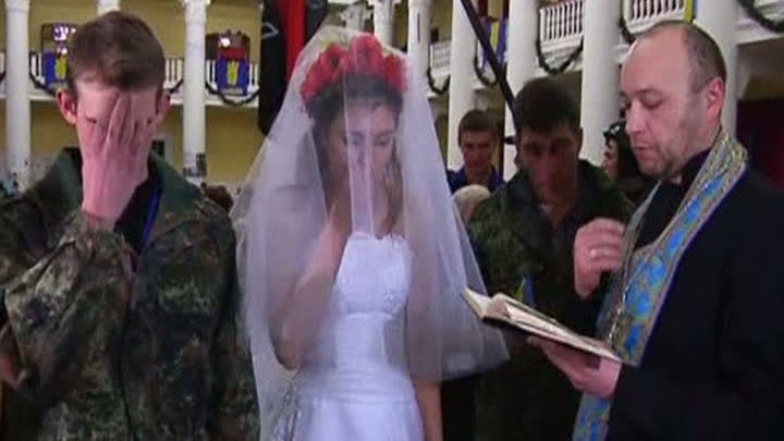 I-a bandajat mâna la protest, apoi a cerut-o de soţie. "Este cel mai frumos moment. E destin!"