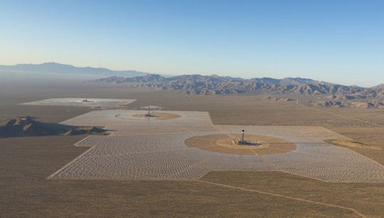 Ce păţesc păsările care zboară deasupra celei mai mari centrale solare din lume