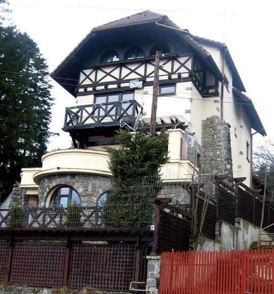 Familia RUŞANU vinde VILA STEJARUL din Sinaia, considerată monument de arhitectură. Cât valorează