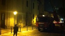 Un bărbat din Alba Iulia s-a urcat pe turnul unei biblioteci şi ameninţă că se sinucide