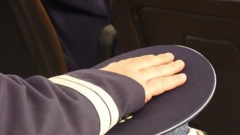 Un POLIŢIST, victima UNEI RĂZBUNĂRI. E ÎN STARE CRITICĂ, după ce a fost urmărit şi lovit cu maşina