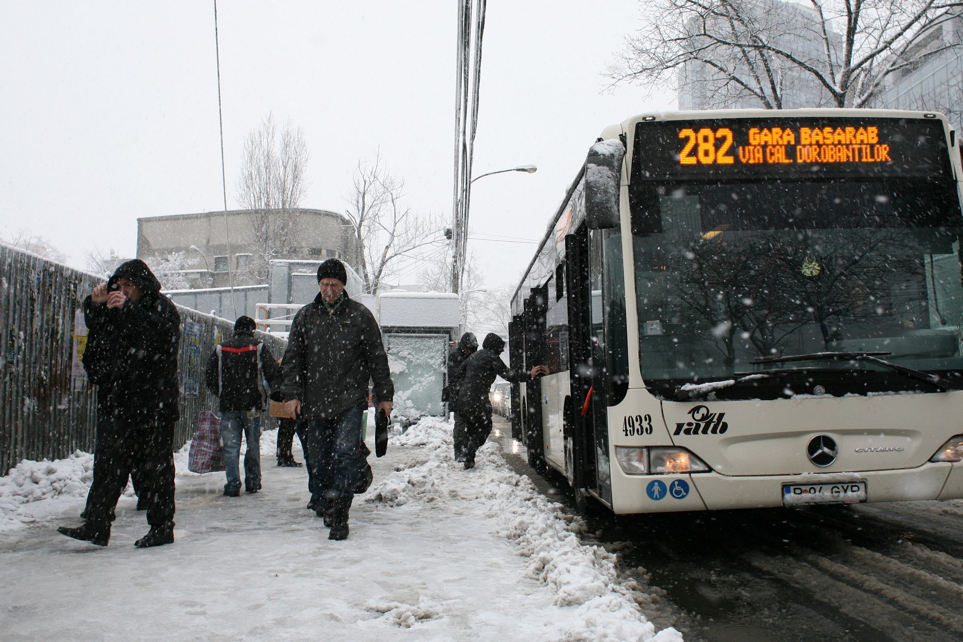 Schimbare majoră pentru pensionarii care călătoresc cu RATB-ul