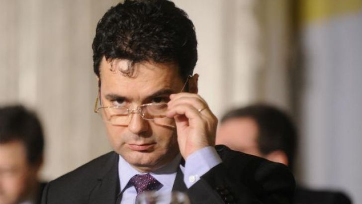 Ponta îi mai dă o șansă ministrului cu vulpea. Pricopie are o săptămână să rezolve criza manualelor