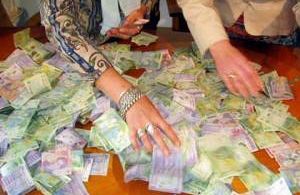 Un sac de bani a fost găsit în casa unei cerşetoare care a decedat