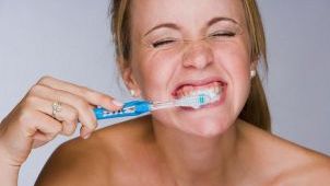 9 greşeli de igienă dentară: cum să te speli corect pe dinţi