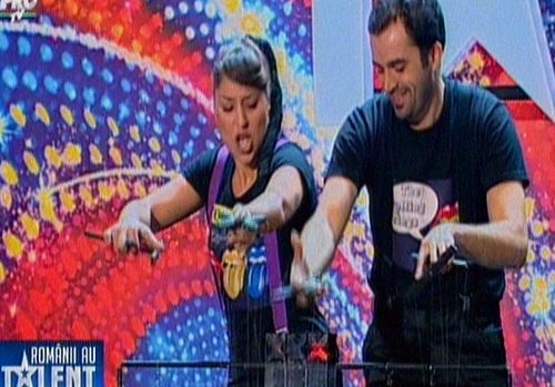 ROMANII AU TALENT. Ei sunt maeştrii în tras sforile 
