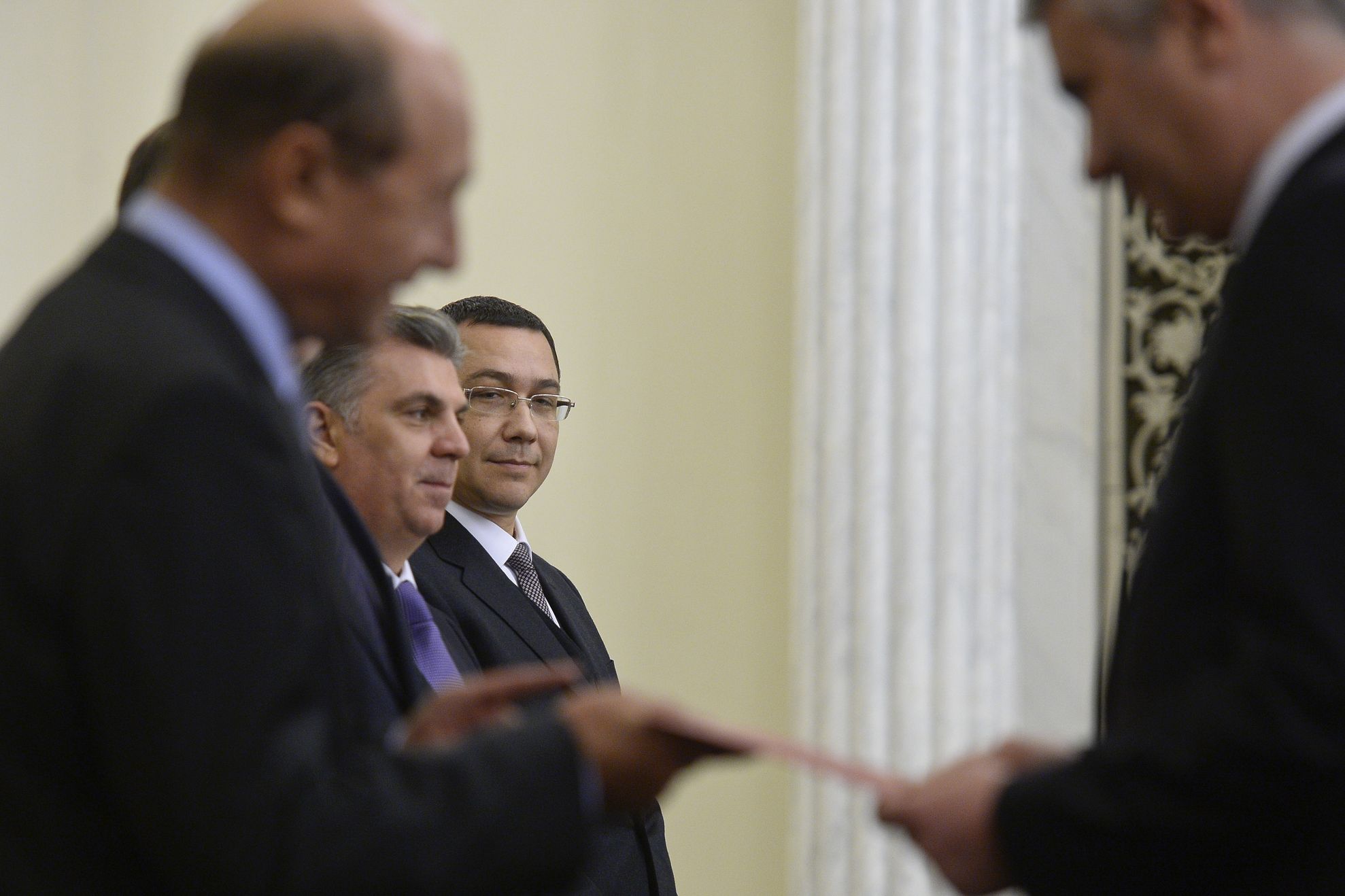 RĂZBOI POLITIC TOTAL, ŞPĂGI RECORD. CE SE ÎNTÂMPLĂ, DE FAPT, ÎN ROMÂNIA?
