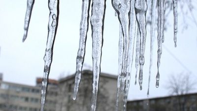 Țurțurii și zăpada de pe acoperișuri și trotuar sunt un pericol