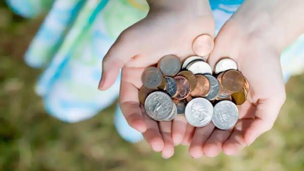 Cum să-ți sporești fericirea: Ajută cu bani alte persoane