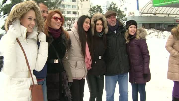VEDETE LA CRATIŢĂ. Au lăsat deoparte totul şi au gătit pentru oamenii străzii