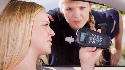 RECORD DE ALCOOLEMIE. O tânără ŞOFERIŢĂ i-a şocat pe poliţişti