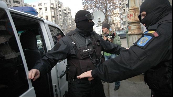 PERCHEZIŢII în Bucureşti şi Ilfov. Poliţia, pe urmele unor INFRACTORI VIOLENŢI, români şi străini