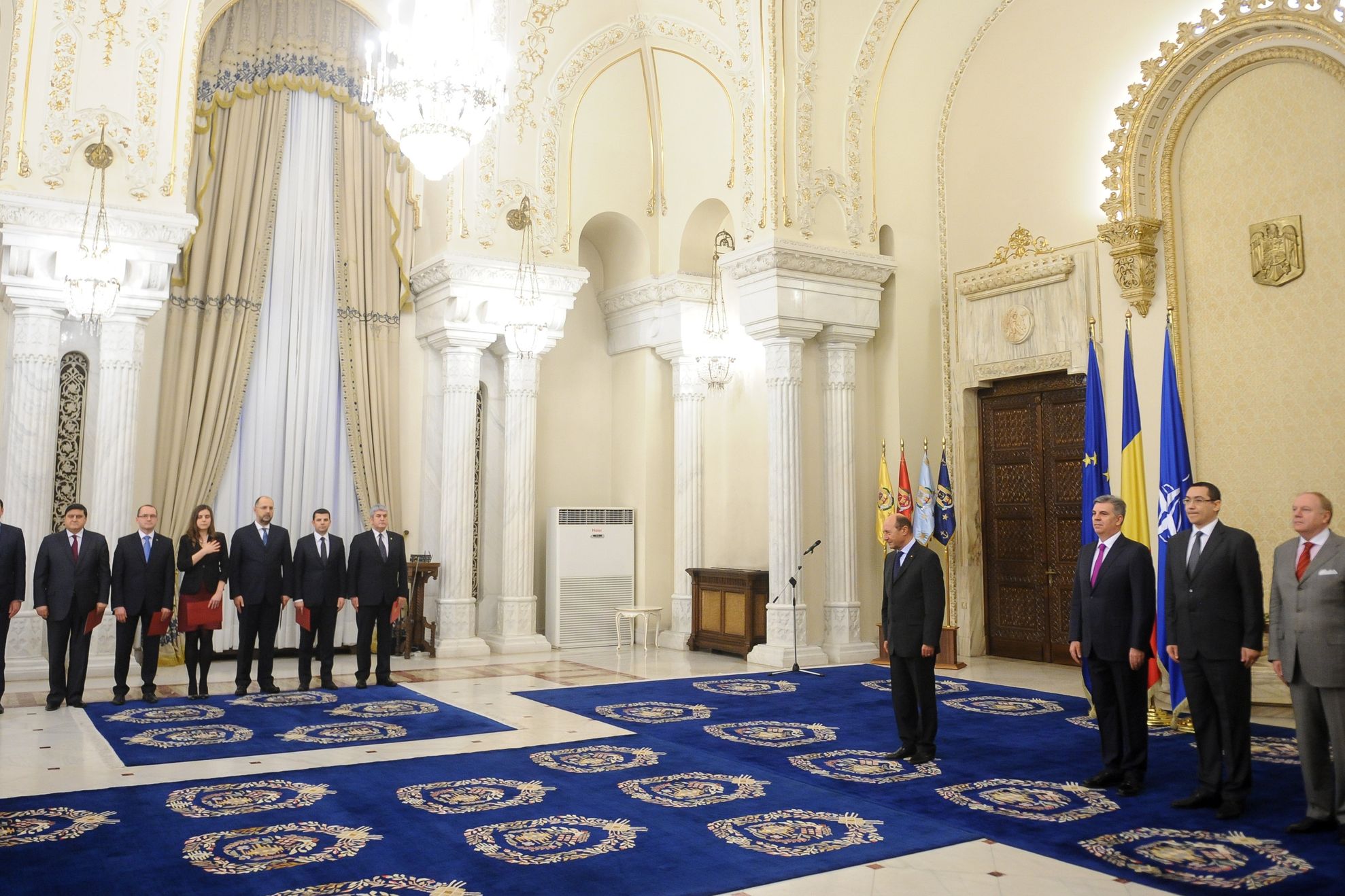 Băsescu, noilor miniştri, la învestire: Şampanie n-am, premierul mi-a dat un buget mic!