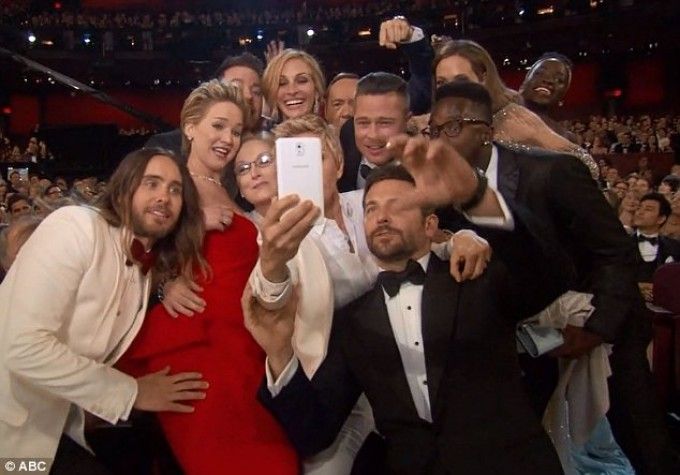 Cel mai distribuit selfie din istorie! Peste 2 milioane de persoane l-au vazut! 