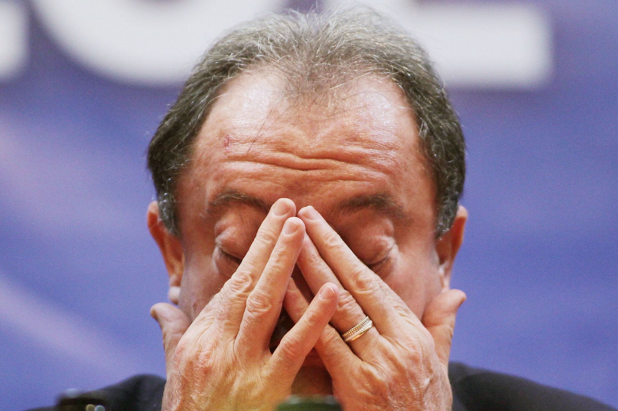 PONTA, lui BLAGA: V-aţi confirmat porecla de "BULDOG DE CATIFEA", îndeplinind ordinul lui Băsescu 