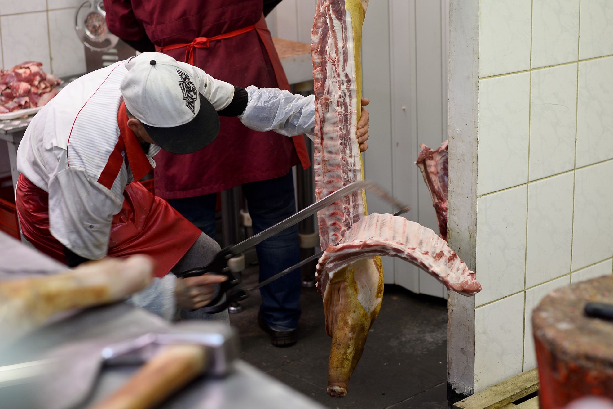 Alertă în Argeş. Şapte tone de carne expirată şi tone de alte produse expirate, confiscate